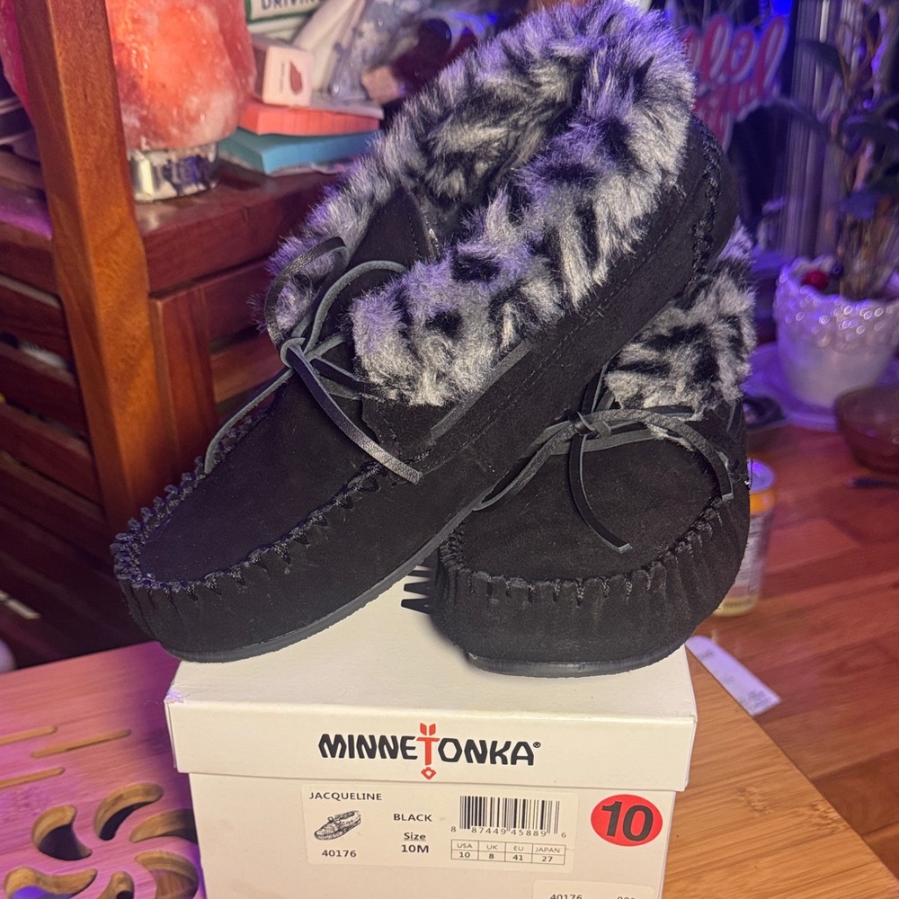 Minnetonka Jacqueline Black and Gray slip on shoes size 10